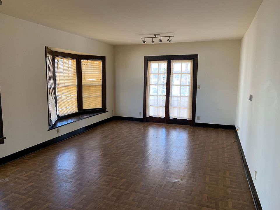 2nd image of 928 W Main St
