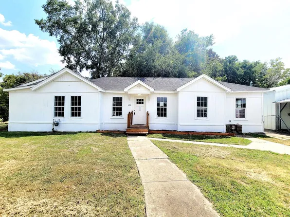 430 E 12th St, Bonham, TX 75418