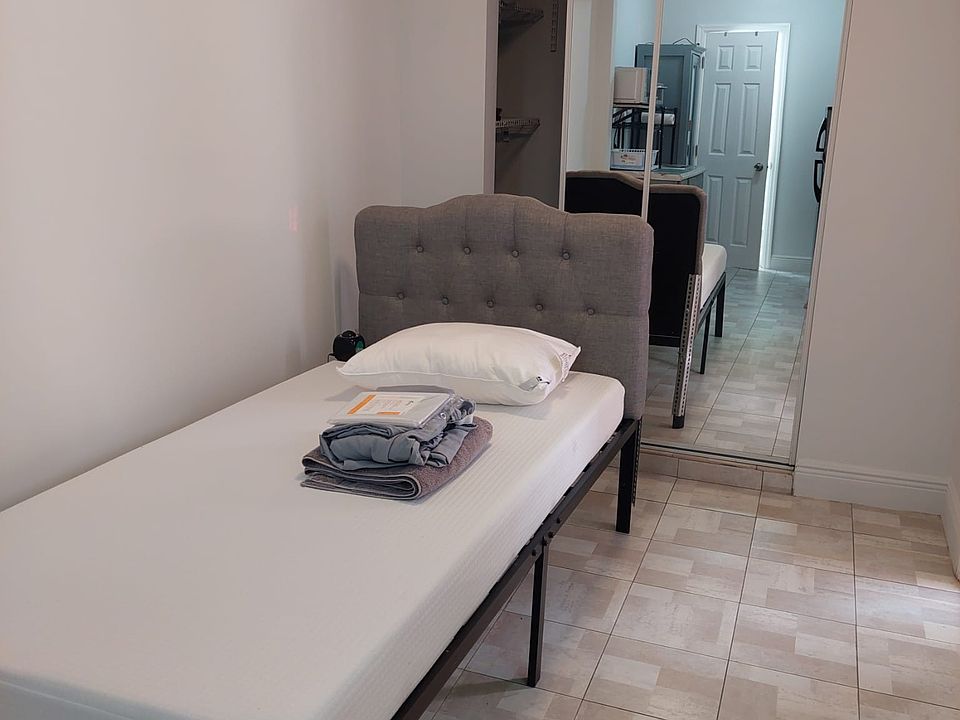 entry way with twin bed