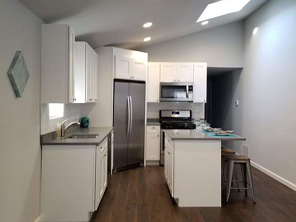 4th image of 220 Willard Pl