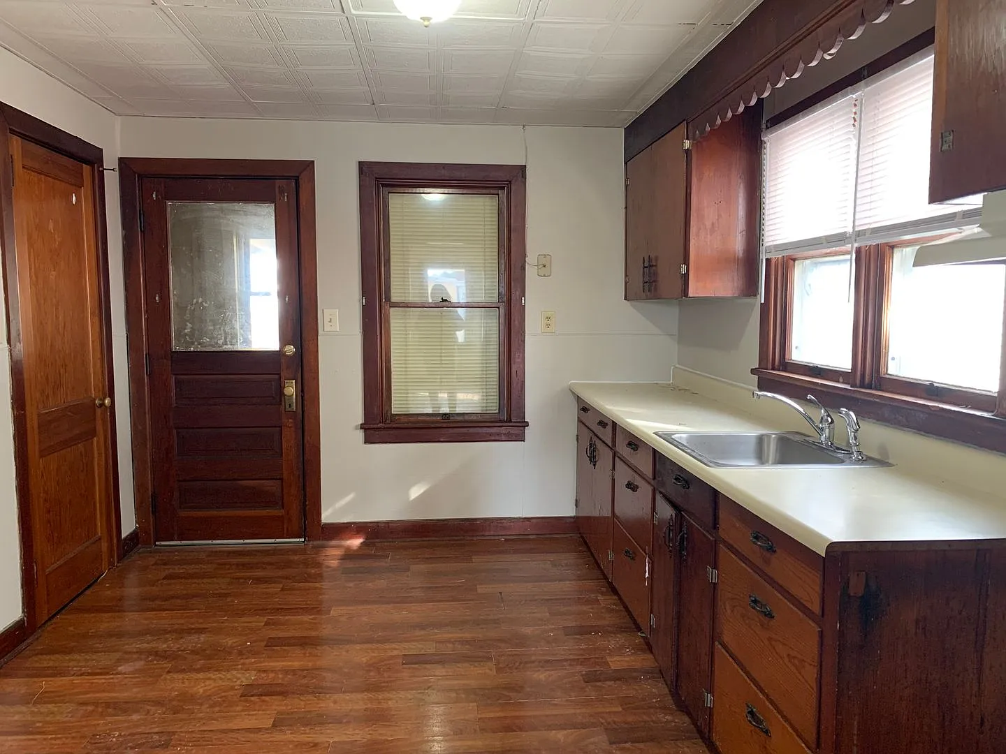 Charming 3-Bedroom, 1-Bathroom Single-Family Home — Photo 4