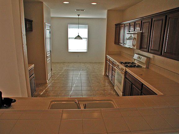 5th image of 1913 Blackbird Ln