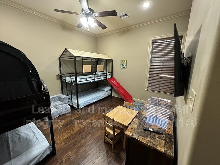 330 Dunvegan Ct — Photo 18