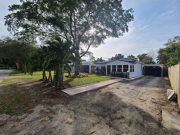 3rd image of 904 SE 13th Street