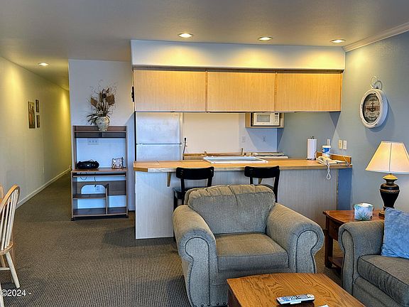 4th image of 890 SE Bay Blvd #116