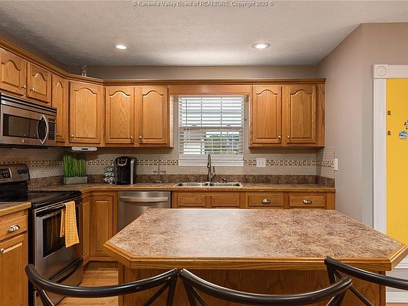 5th image of 124 Woodstone Dr