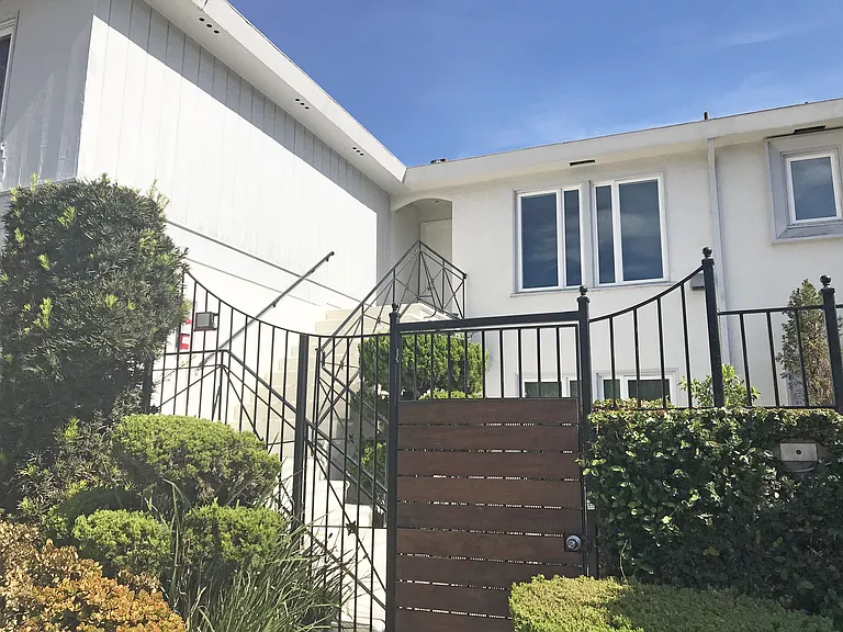 402 S Robertson Blvd — Photo 8