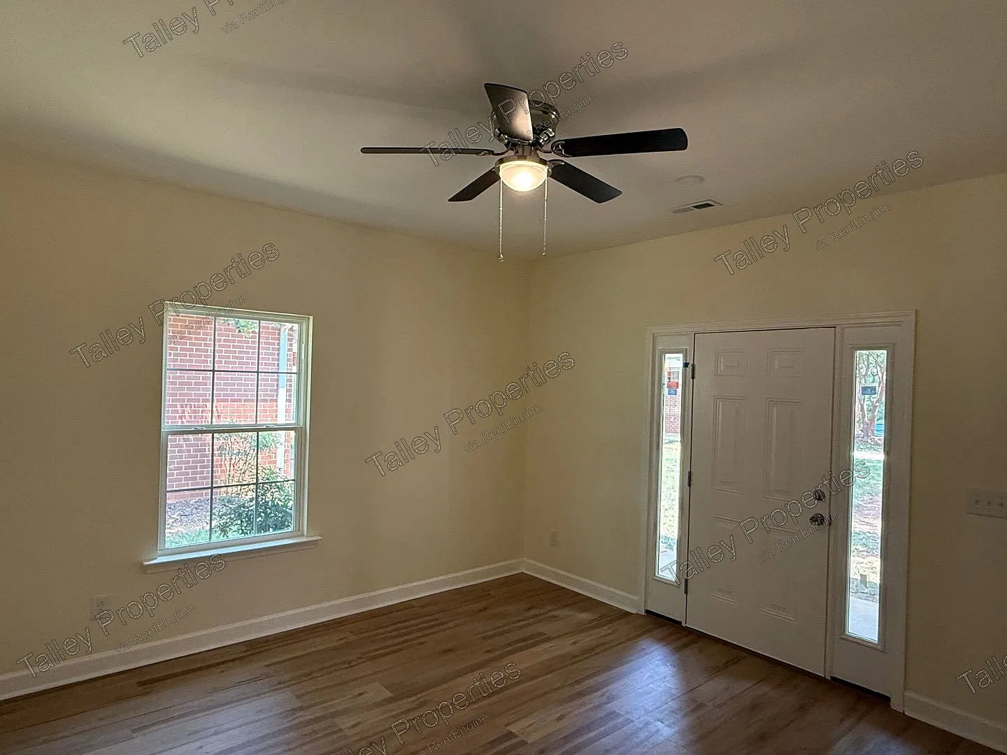 2 bed, 1.5 bath, 958 sqft, $1,349 — Photo 2
