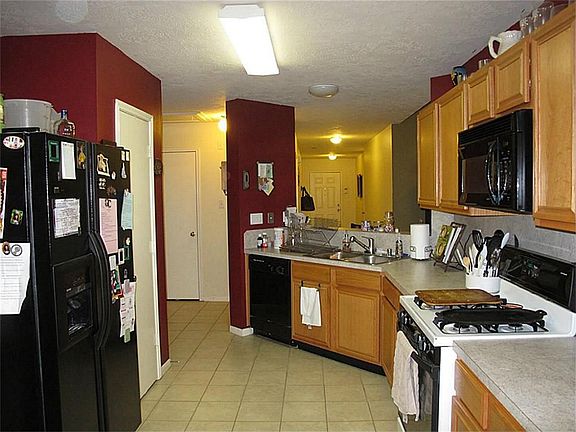 Lovely Kitchen features pantry & breakfast/serving bar
