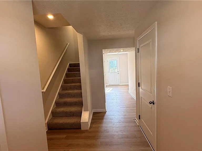 4028 Hemlock Ct — Photo 2