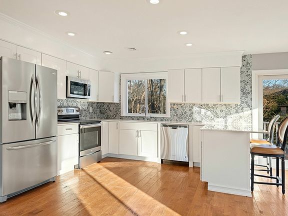 2nd image of 15 Debbie Ln