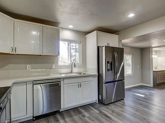 3rd image of 6440 Pine Dr