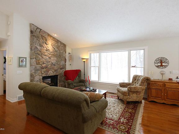 3rd image of 2562 Knapp St NE
