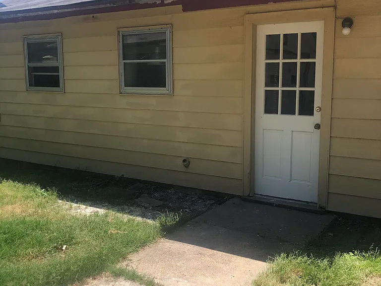 1815 Dennis St — Photo 4