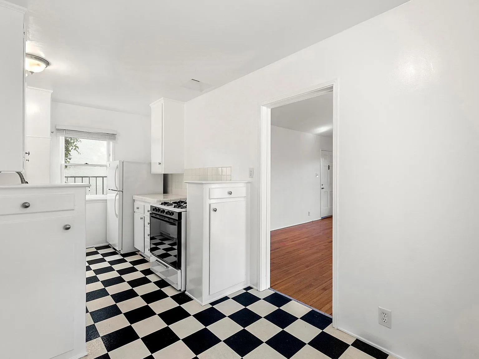 1 bed, 800 sqft, $2,995 — Photo 3