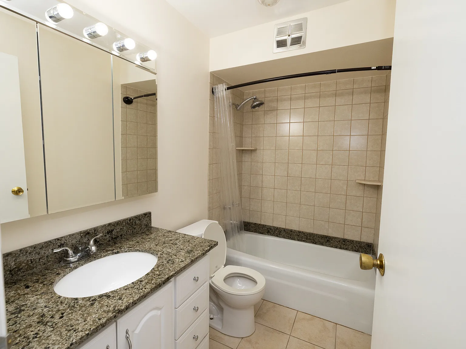 1 bed, 900 sqft, $1,700 — Photo 2
