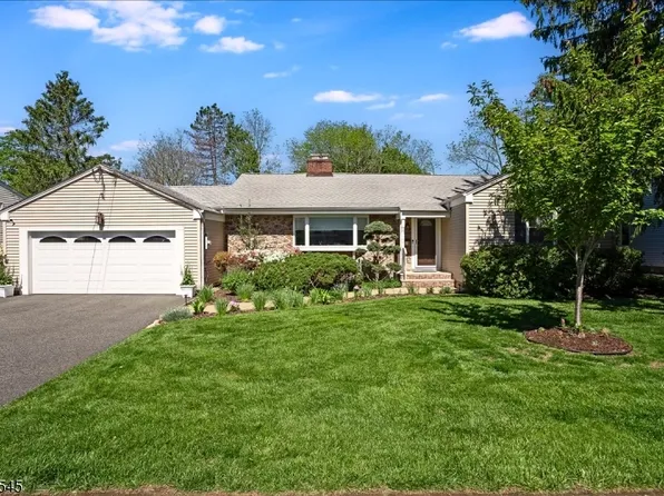 16 Brook Dr North, Morris Plains Boro, NJ 07950