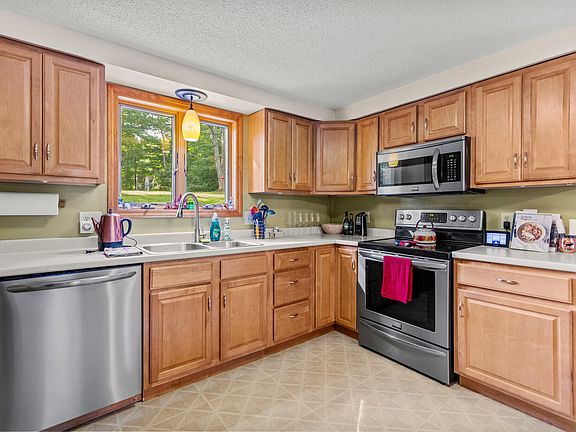 4th image of 5 Crestwood Drive