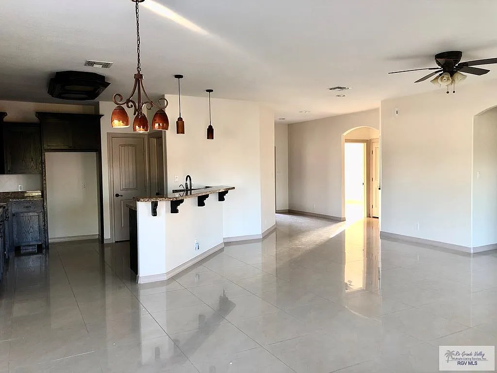 3 bed, 3.0 bath, 1722 sqft, $2,500 — Photo 4