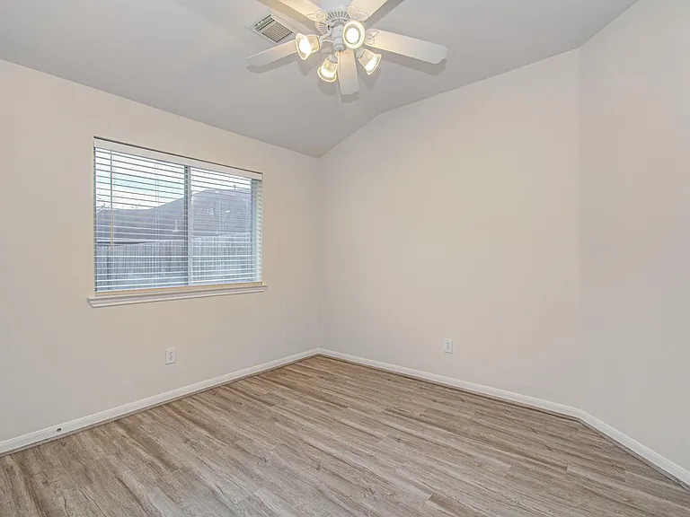 1904 Roaring Springs Ct — Photo 4