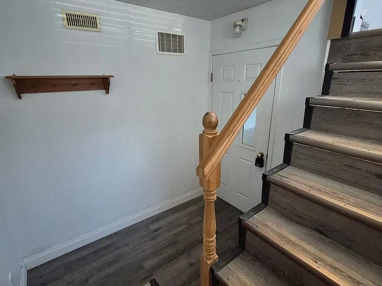211 Cliff Rd #LOWER — Photo 3