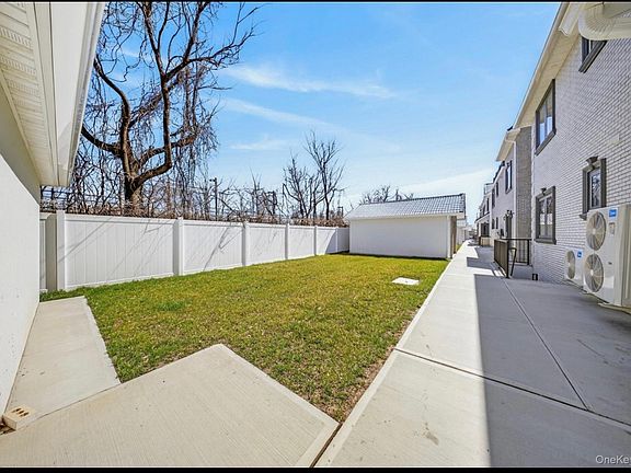4th image of 150-21 Hawtree St #1