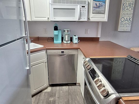 4th image of 4516 Seaview St. #238