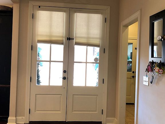 3rd image of 105 Lakes Dr S