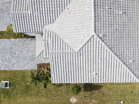 4th image of 2685 SE 12th Ct #2685