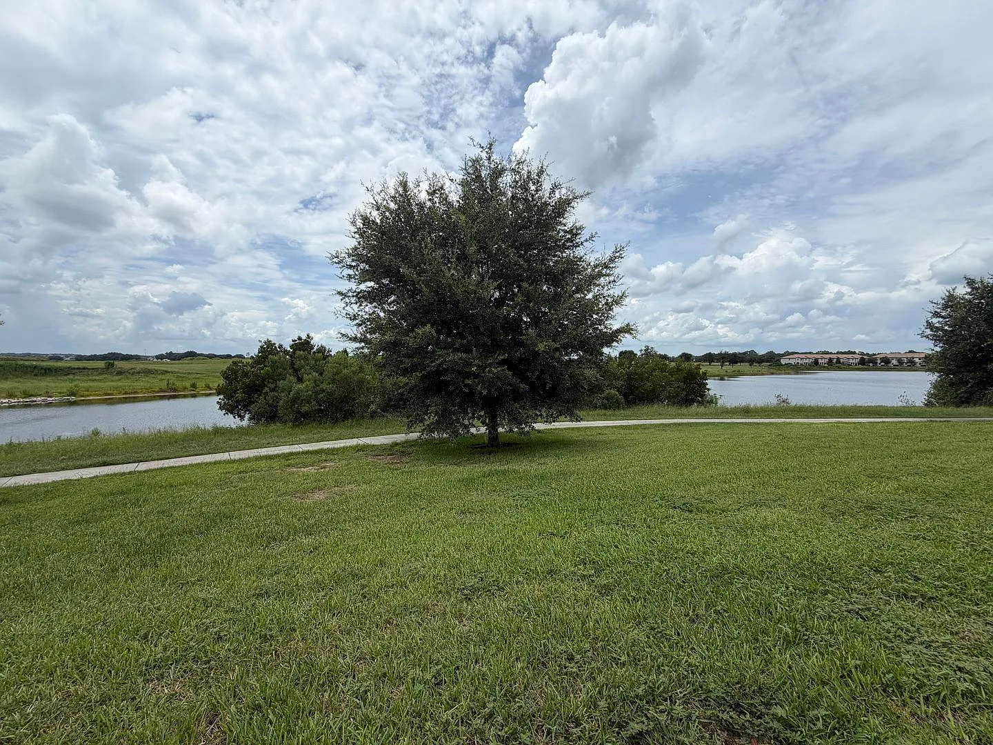 3 bed, 2.5 bath, 1828 sqft, $2,095 — Photo 3