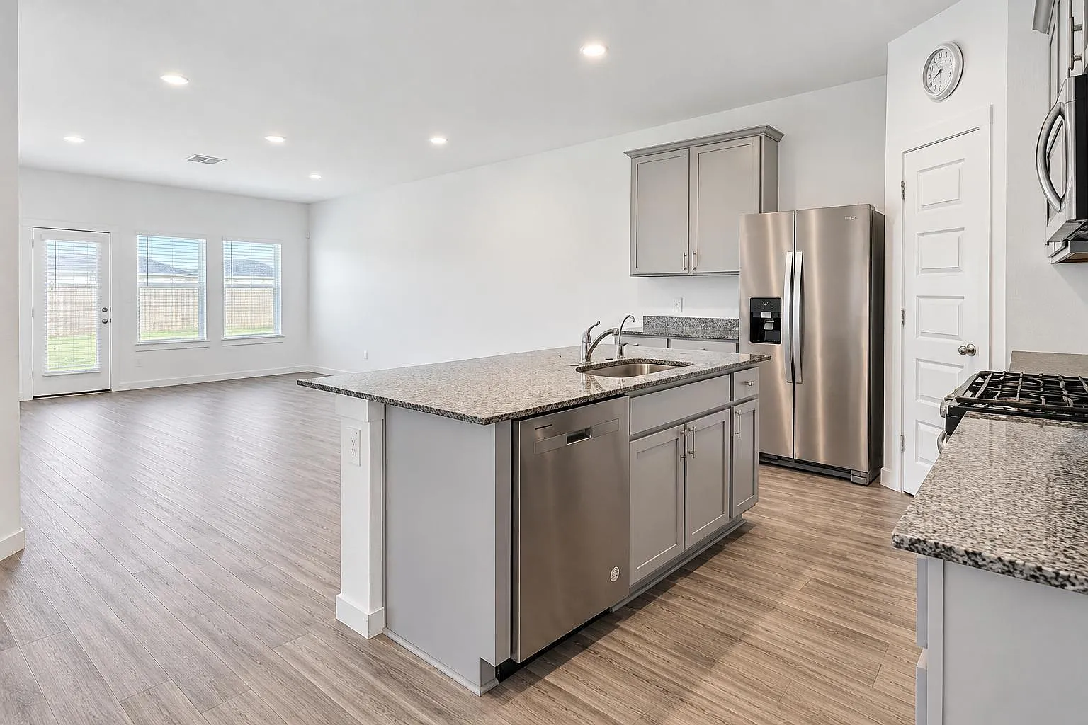 4 bed, 2.5 bath, 2369 sqft, $2,250 — Photo 2