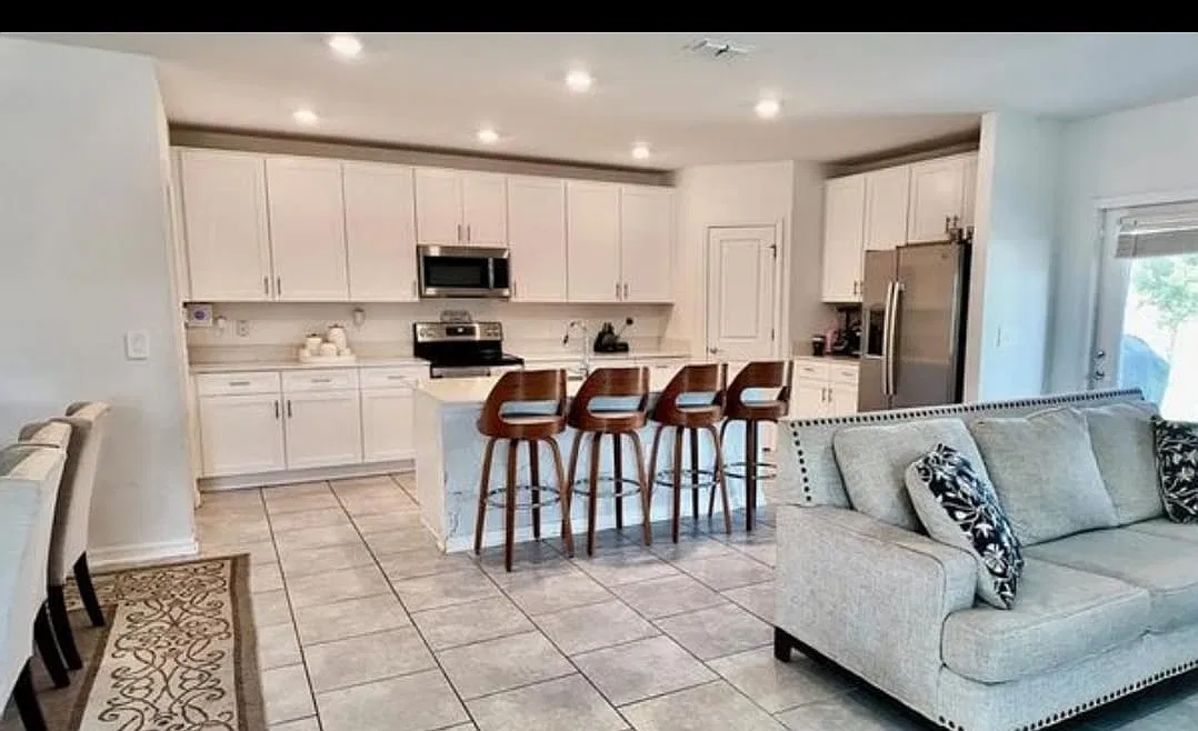 5 bed, 2.5 bath, 2255 sqft, $2,450 — Photo 2