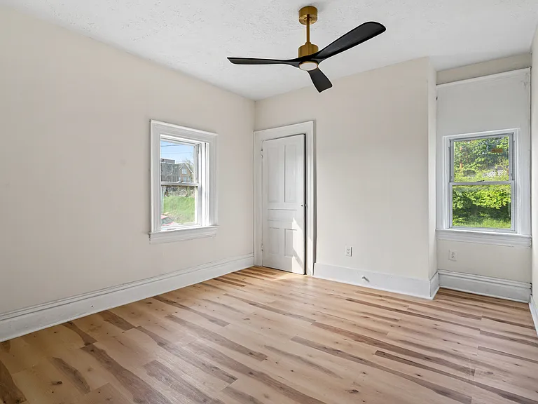 415 Mills Ave — Photo 16