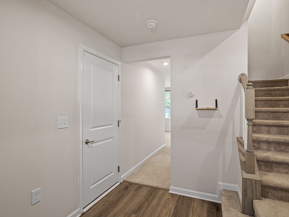 1st image of 915 Romeria Dr