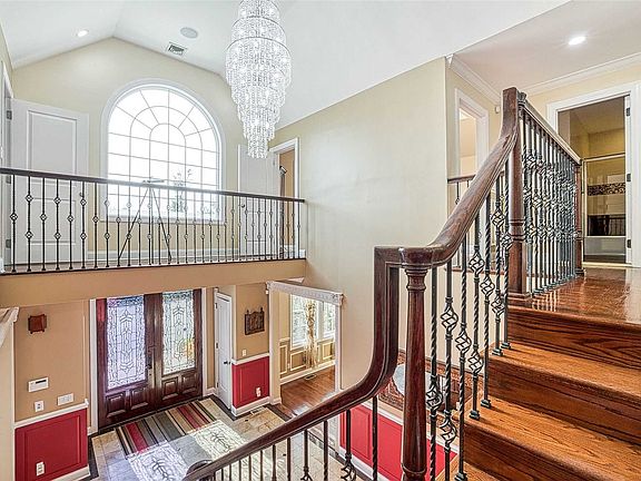 3rd image of 161 Old Westbury Rd