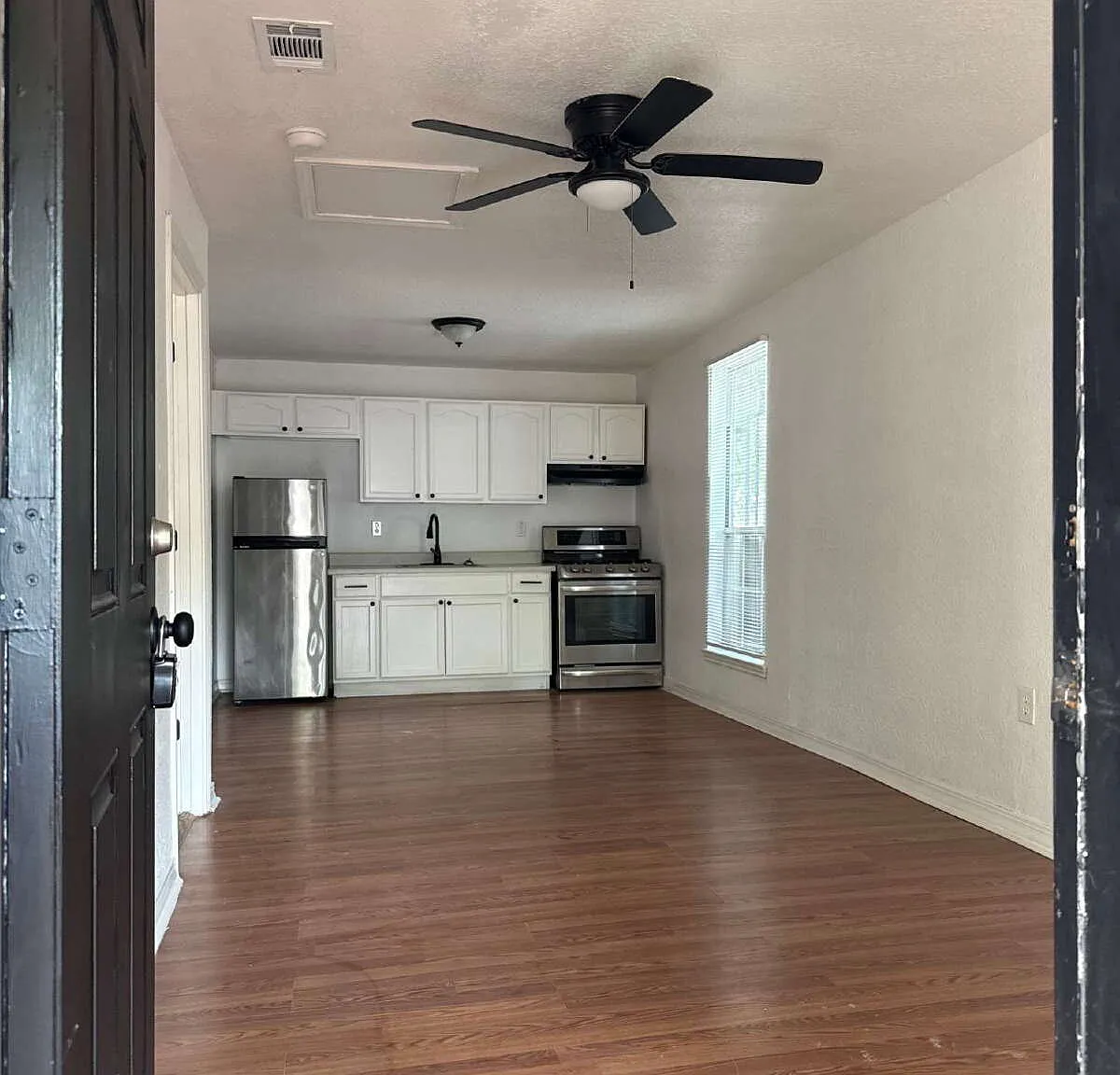 3 bed, 2.0 bath, 981 sqft, $1,345 — Photo 4
