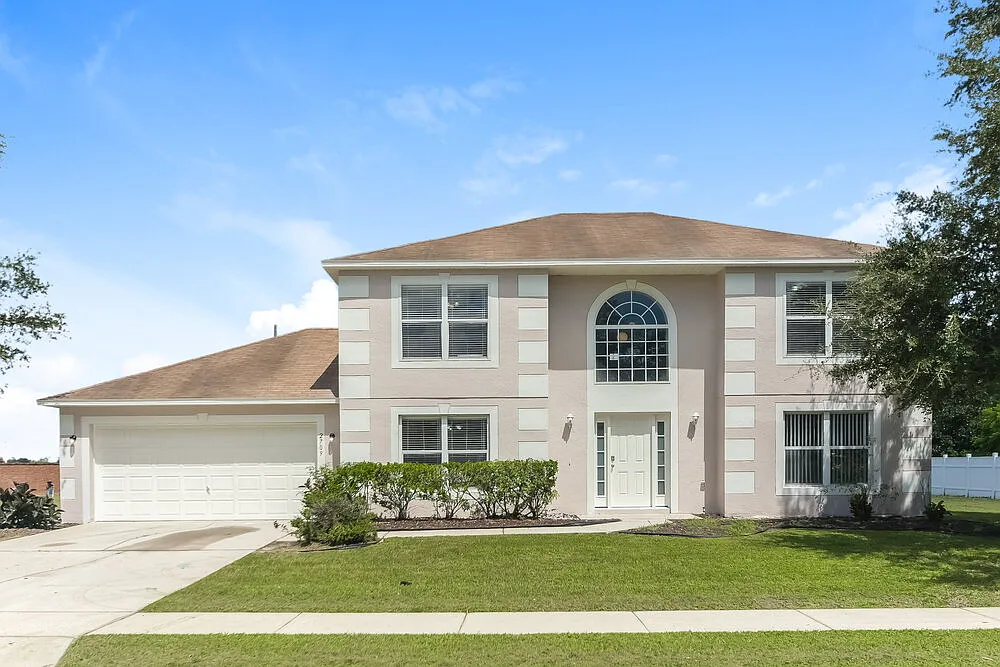 4 bed, 2.5 bath, 2380 sqft, $2,490 — Photo 1