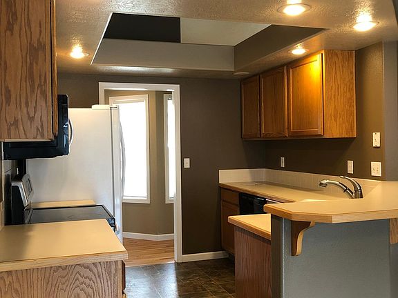 Open, spacious kitchen, vaulted ceiling