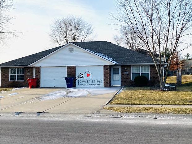 1st image of 211 NW Woodbury Dr