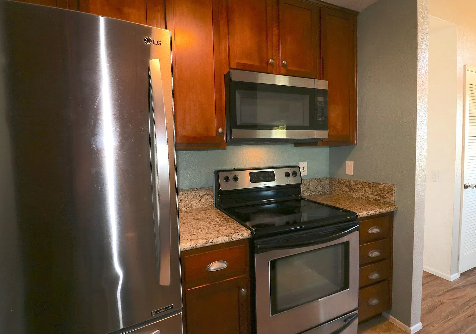 2nd floor 2 bed/ 2 bath condo in North Park/ Normal Heights! 1 car garage, driveway, WD in unit — Photo 3