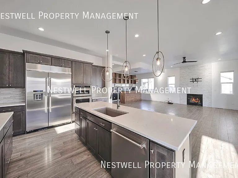 2346 E Snowy Peak Dr — Photo 2