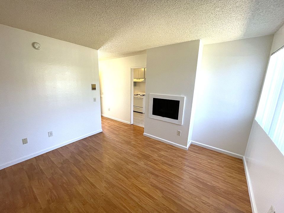 1st image of 11620 Sylvan St #3