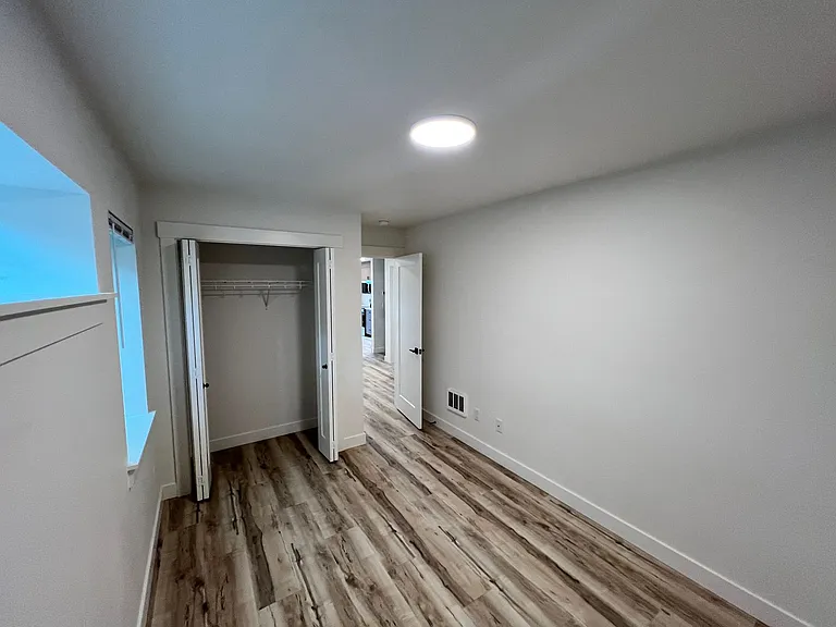 1223-1229 E Laurel St — Photo 15