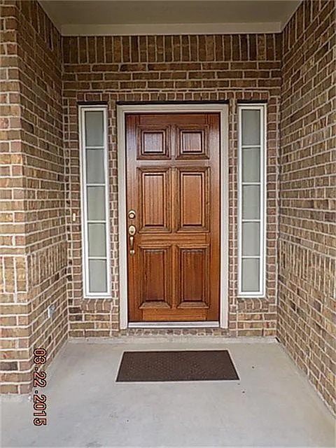 4 bed, 2.5 bath, 2465 sqft, $2,300 — Photo 2