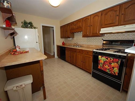 4th image of 15 Chestnut Hill Ln