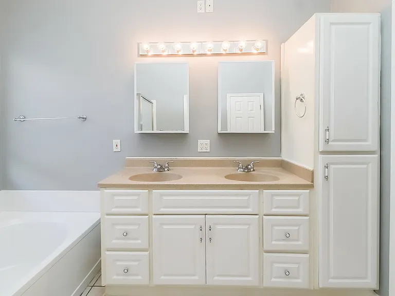 3606 Briarthorne Dr — Photo 10