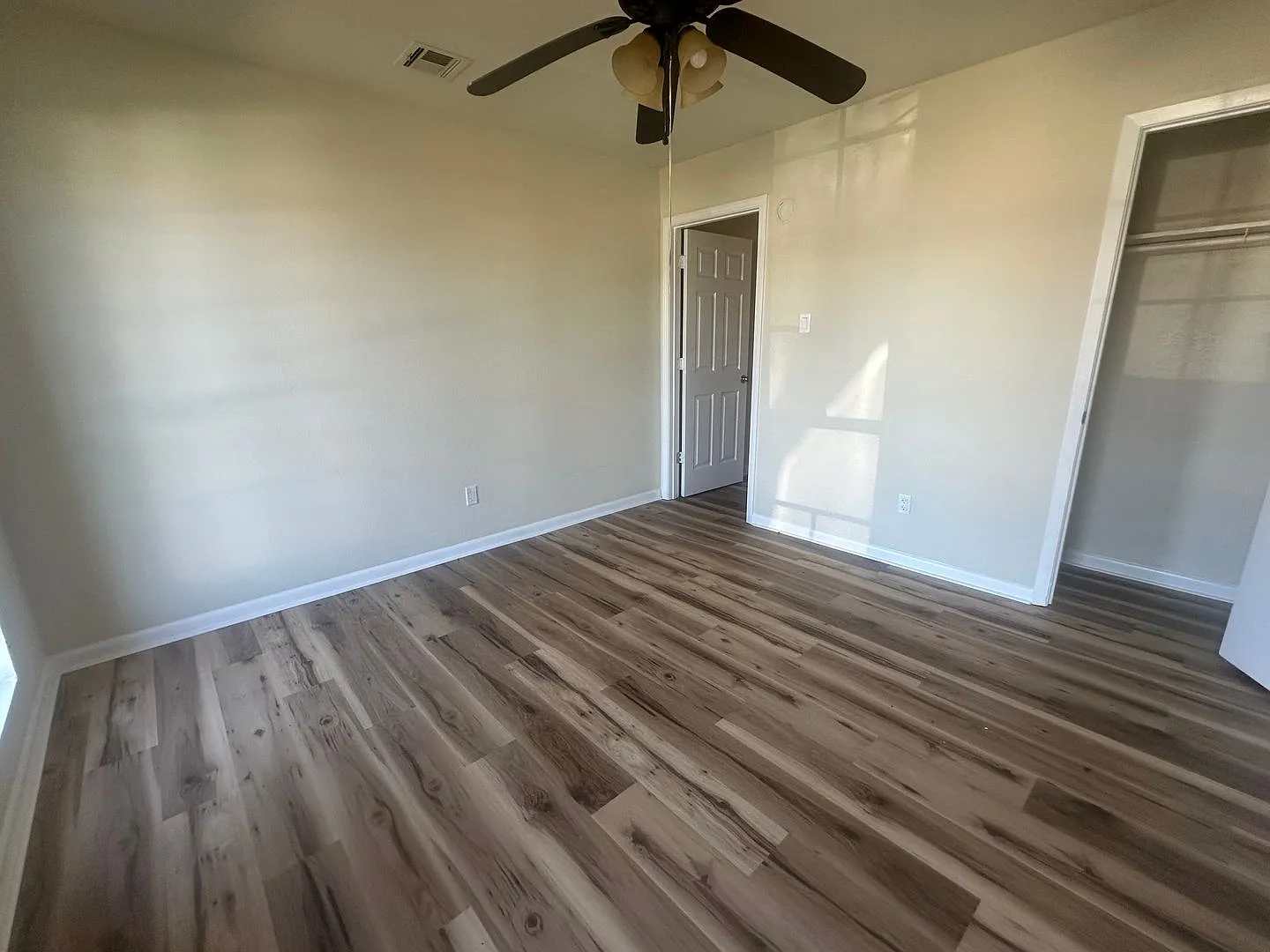 2 bed, 1.5 bath, 900 sqft, $800 — Photo 2