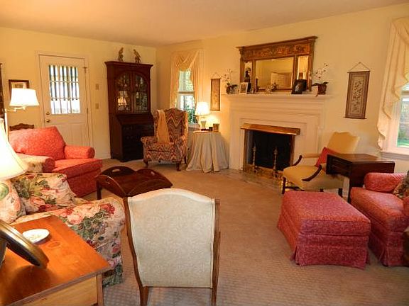 3rd image of 212 Coralwood Dr