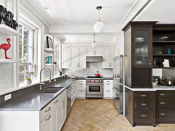 4th image of 102 Douglass St