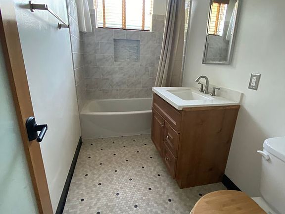 5th image of 3944 Ingraham St APT 7